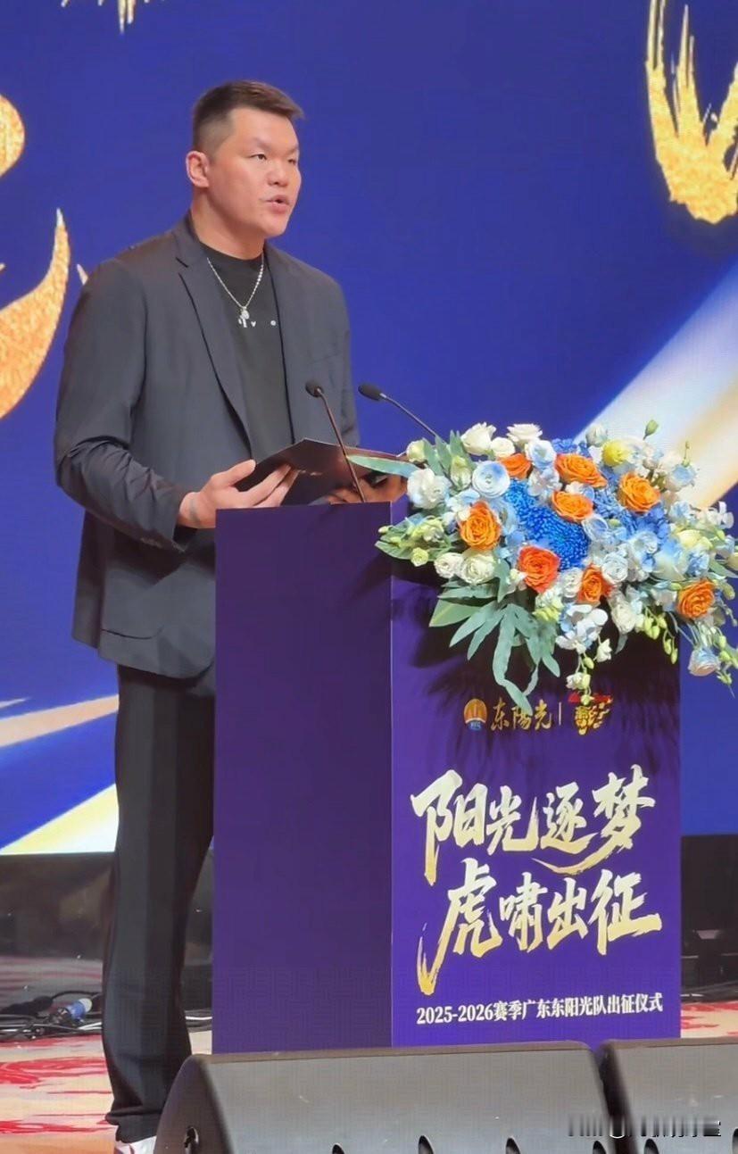 摊牌了！广东队出征仪式上，朱芳雨豪言壮语广东这赛季要拿下球队的第12冠，但是我并