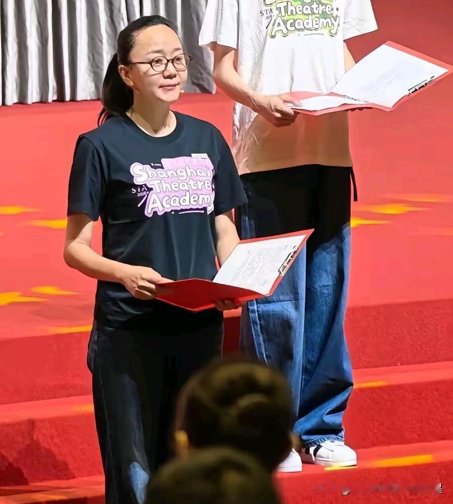 刚把女儿高家宝送进大学，47岁的王一楠提着行李，扭头进上戏表演专业读博士学位，她