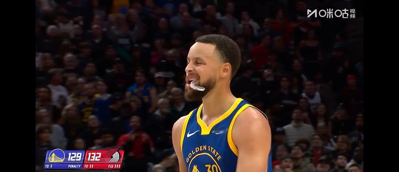 勇士输球的真相，藏在库里最后3分钟的手机里。最后3分01秒，他4次出手全部弹筐