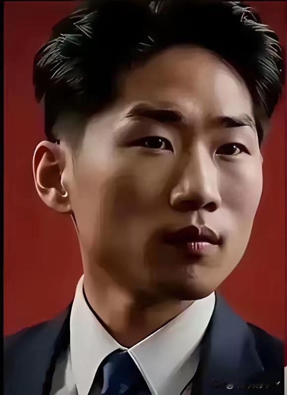 从小就失去母亲，不知父亲去向，受尽苦难，为了中国人民而英勇牺牲，短暂的一生也是光