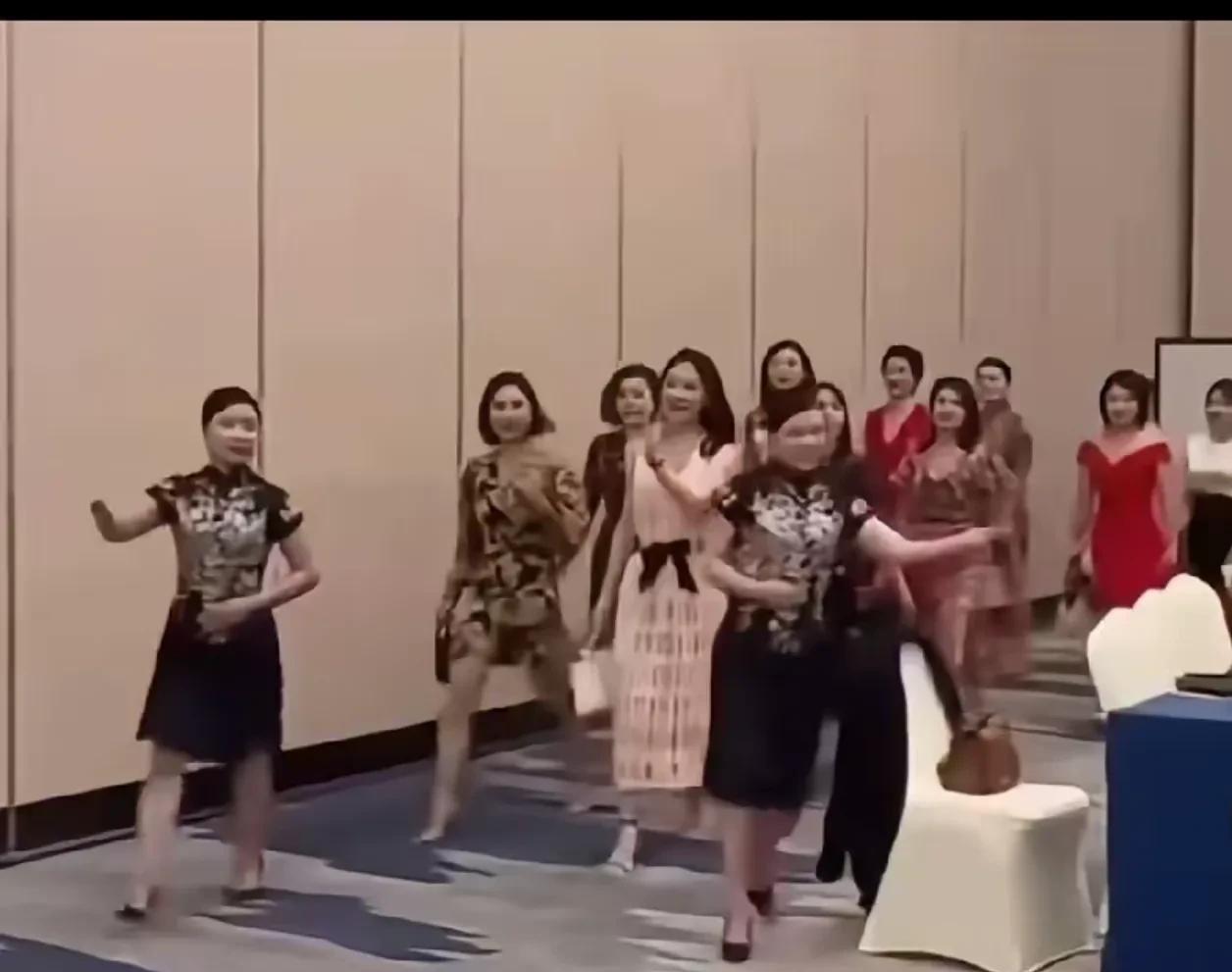 大型传销会场，大都是一些中年妇女，这些人来头不一，有的专门吹捧，有的充当骗子，有