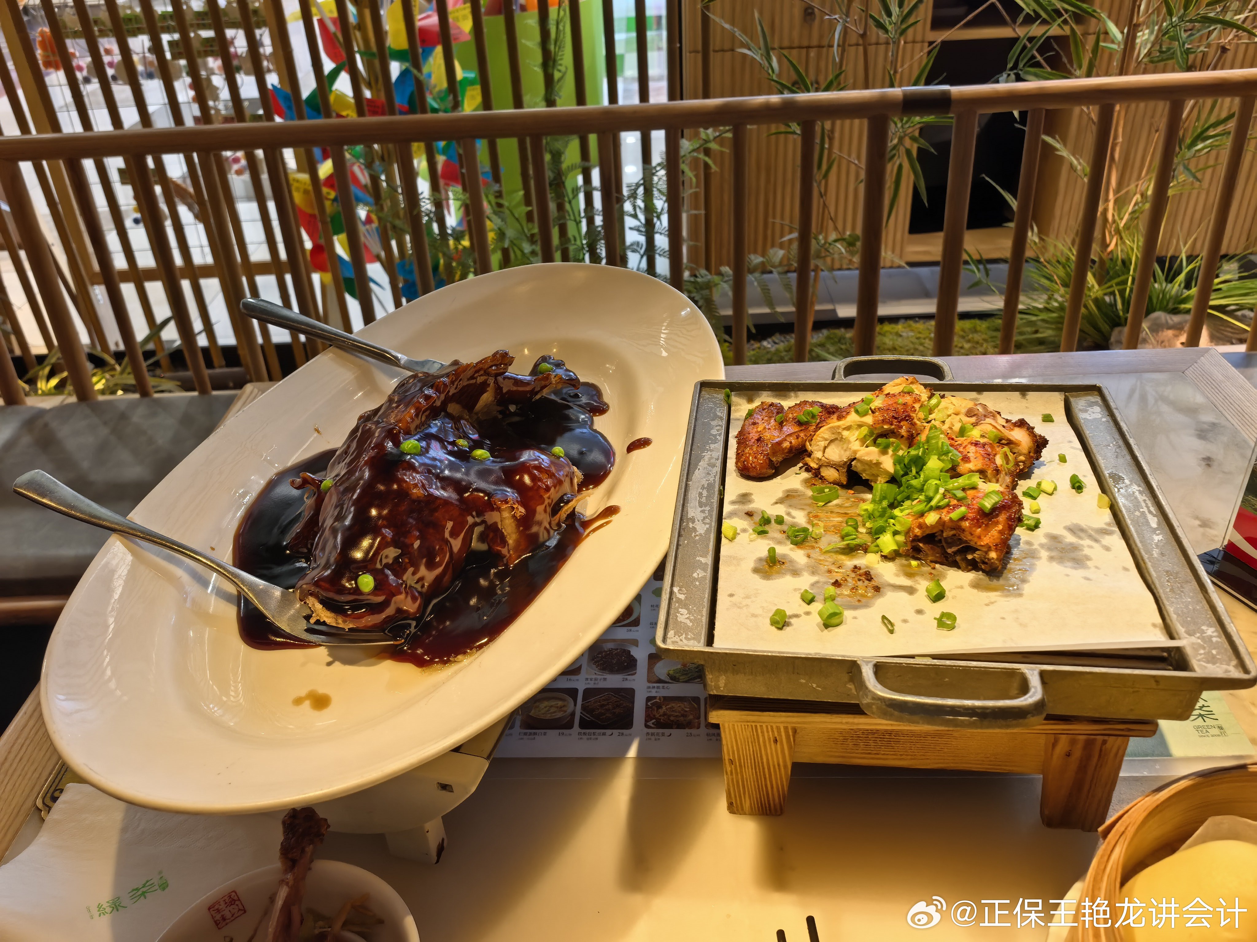 点了两个菜，一个家烧鲜笋，一个西湖酥醋鱼。鱼做的有点慢，店里送了我一个菜，一盘绿