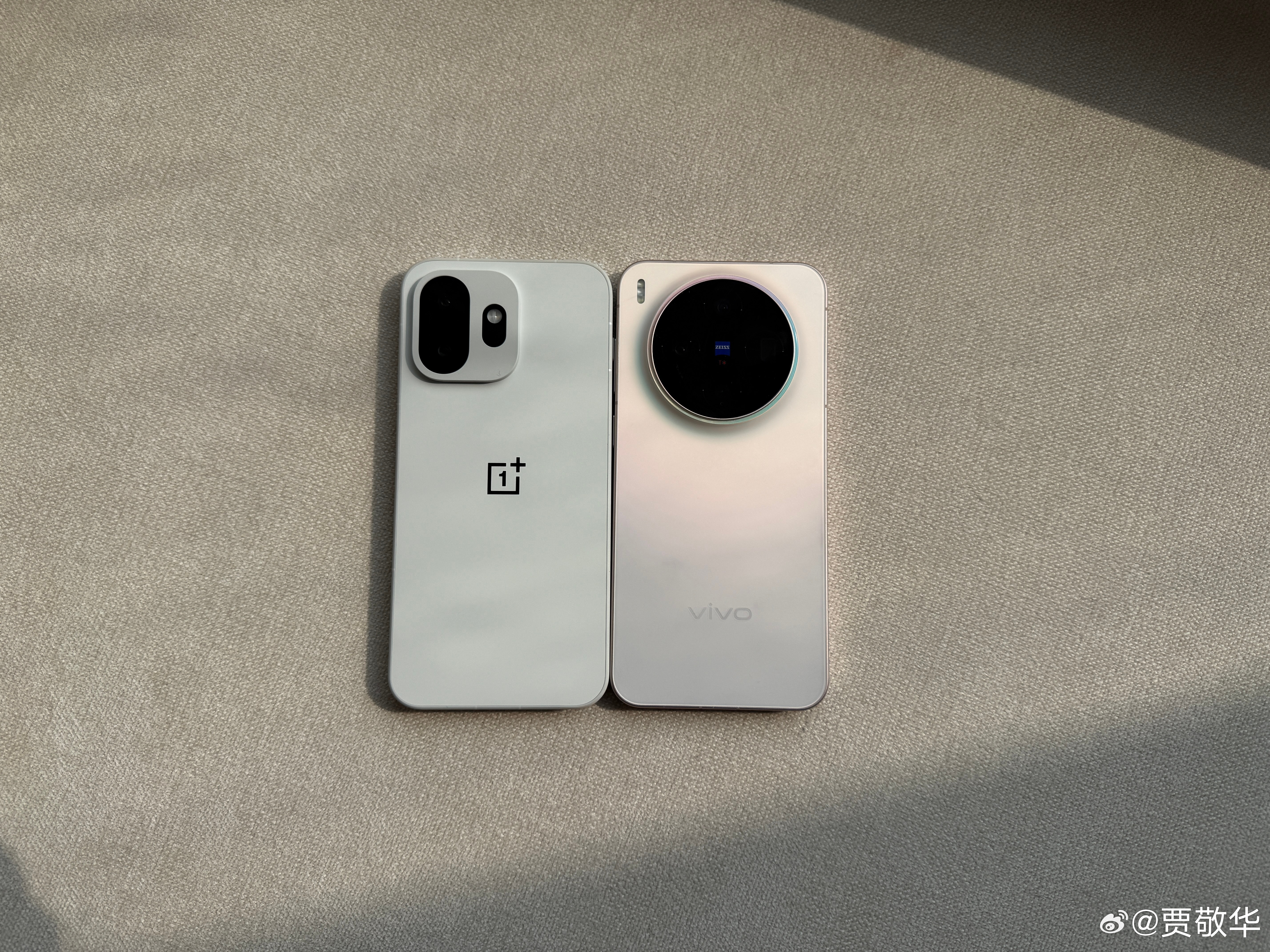 同样是小屏手机，一加15T和vivoX300，一款主打性能，一款主打影像。不考