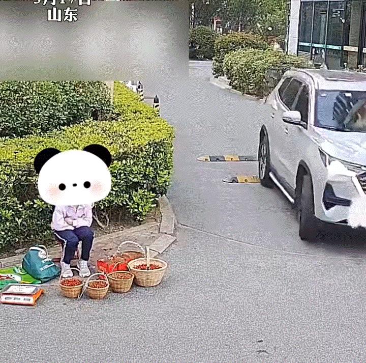 一小女孩在某小区门口转弯处摆摊卖樱桃，期间就驶出一辆小车，但小车在经过小女孩摆摊