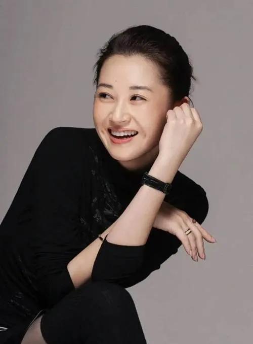 她一生风流成性、老少通吃，撩汉无数，56岁仍旧单身娱乐圈女星许晴，个性大胆张扬