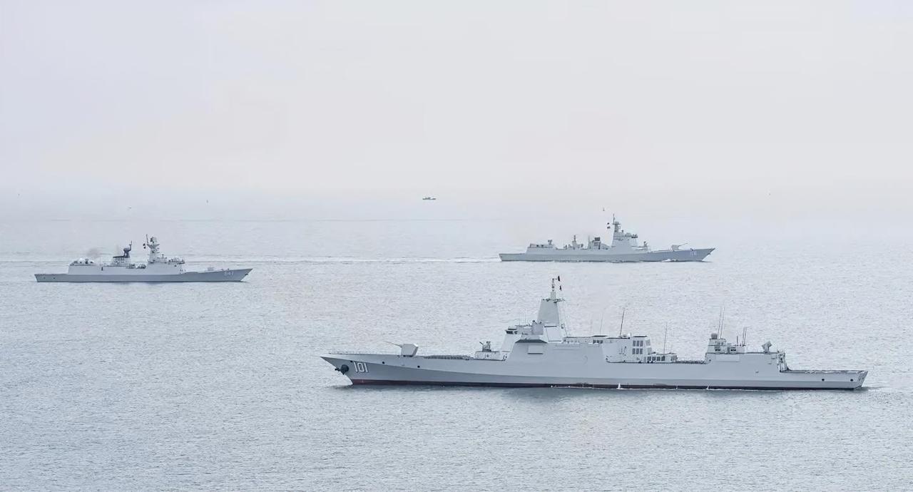 航母编队的三大保镖舰艇同框了，他们分别是055型101号南昌舰、052D型1