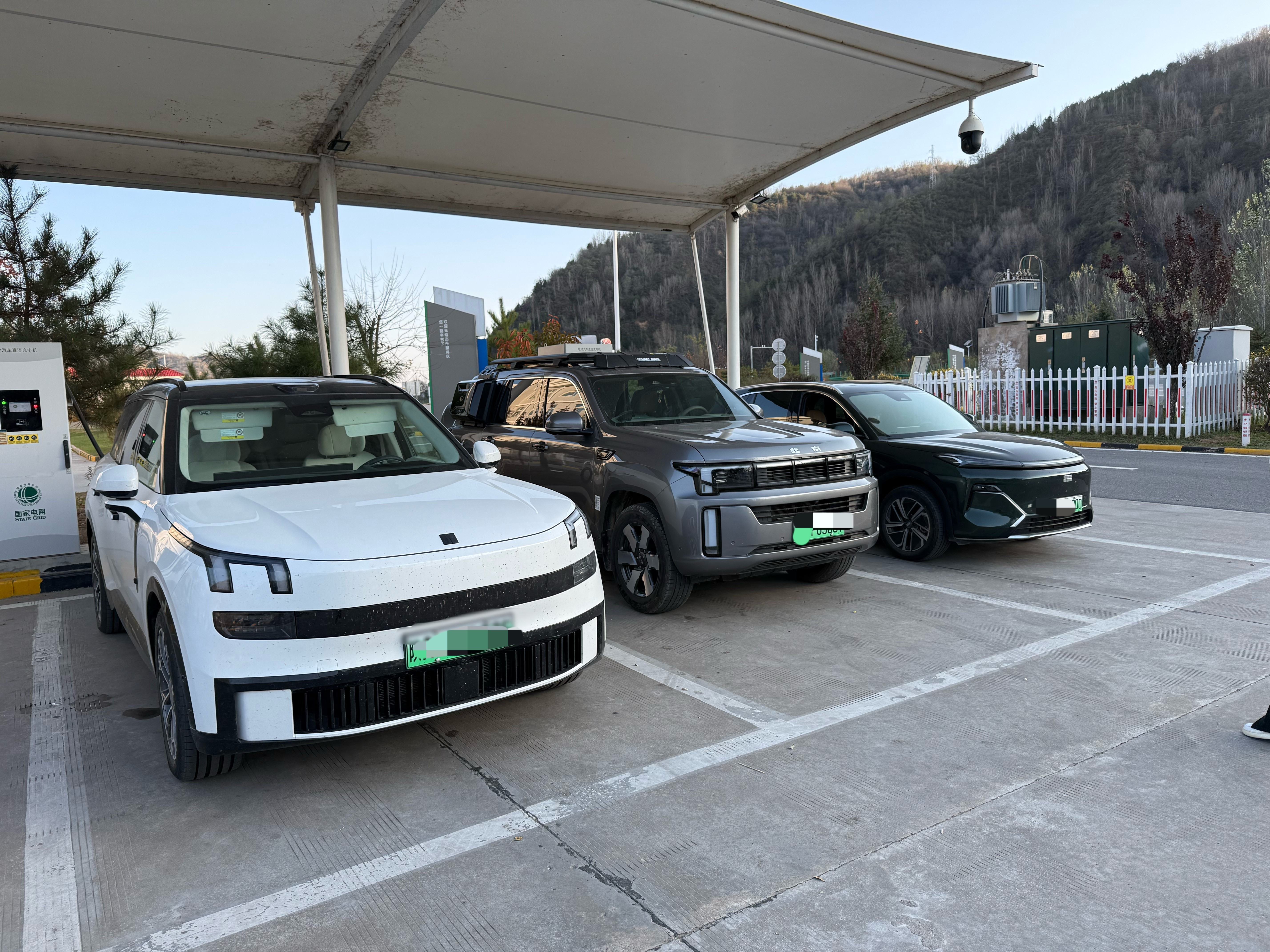 插混车当纯电用似乎是高速上常见的现象从服务区的充电桩就看出来了[笑着哭]问题来
