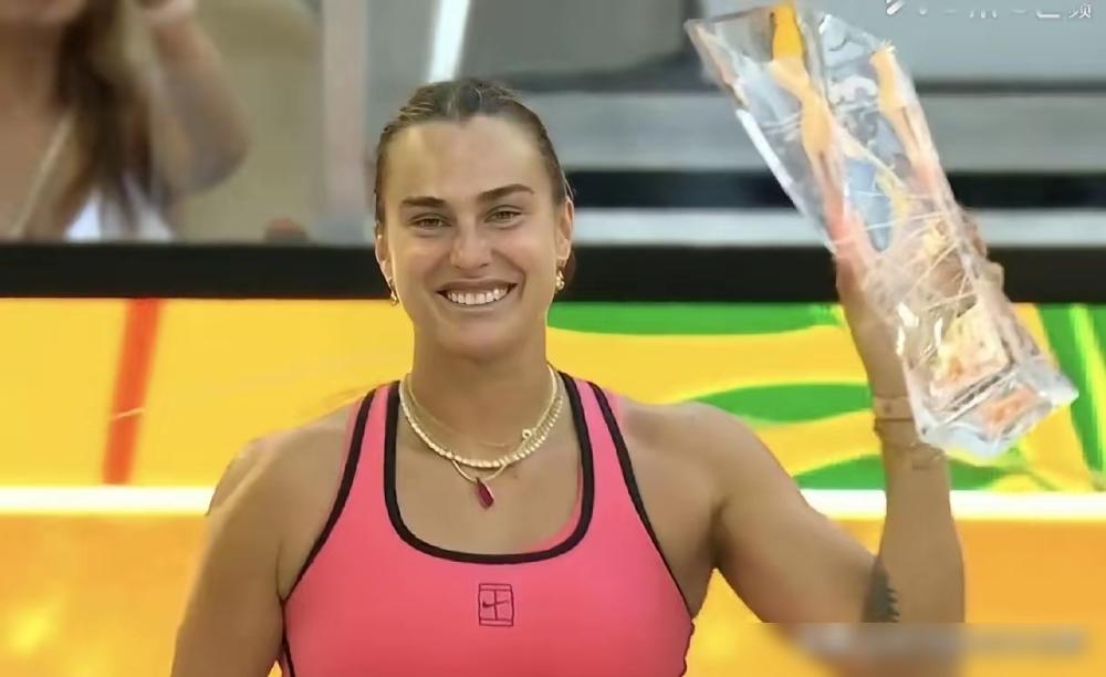 萨巴伦卡夺冠，被全场狂嘘，赛后直接点名观众。硬地女王，在1.6万人的主场，赢