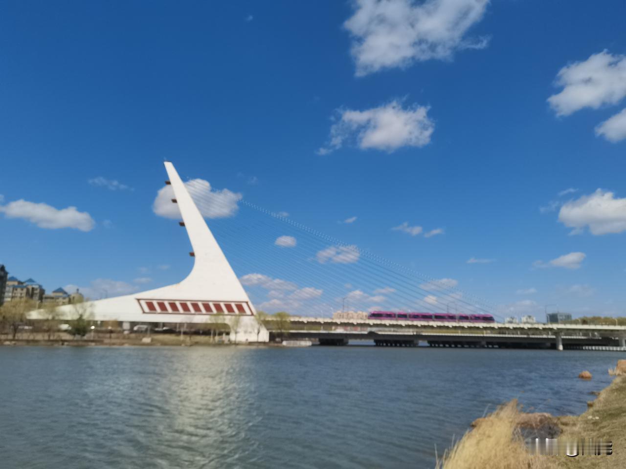 我国的第一条轻轨中国第一个轻轨是长春市的轨道交通3号线。于2002年10月30