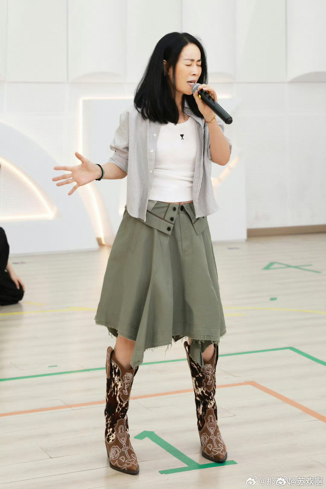 那英近期因备战巡回演唱会彩排照流出引发全网对“59岁身材”的热议，镜头里的她身形紧致、腿部线条流畅，
