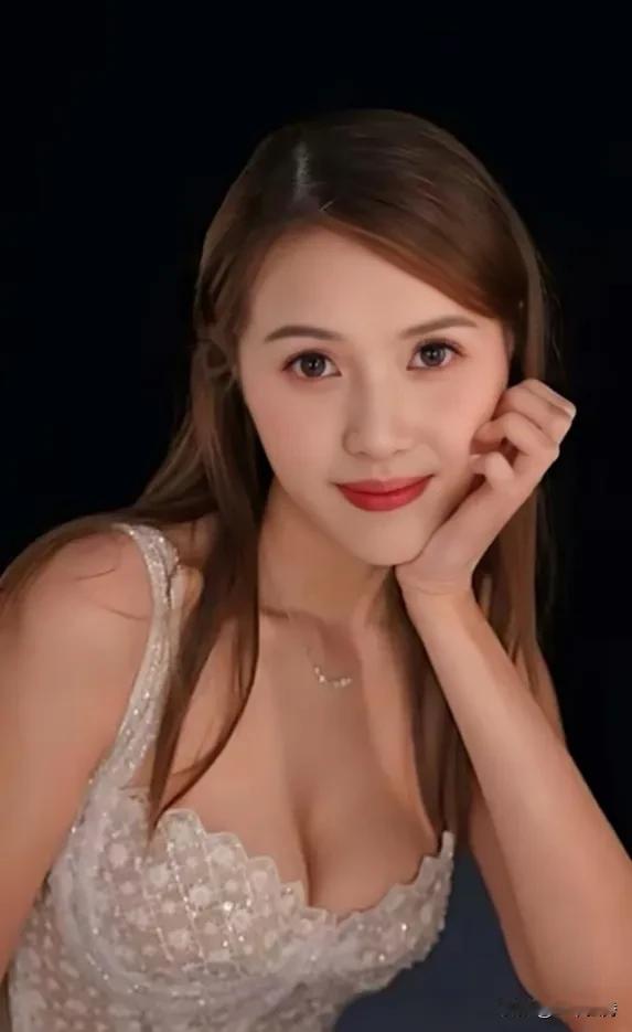 与72岁曾志伟拍摄争议不雅合影的女星是25岁的她！叫邓凯文，2023年落选港姐，