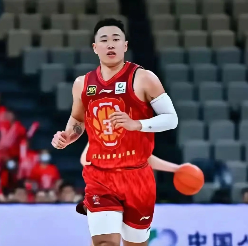 贺希宁，曾经在北控队打了3个赛季，当年深圳队把贺希宁租借到北控队。贺希宁刚打C