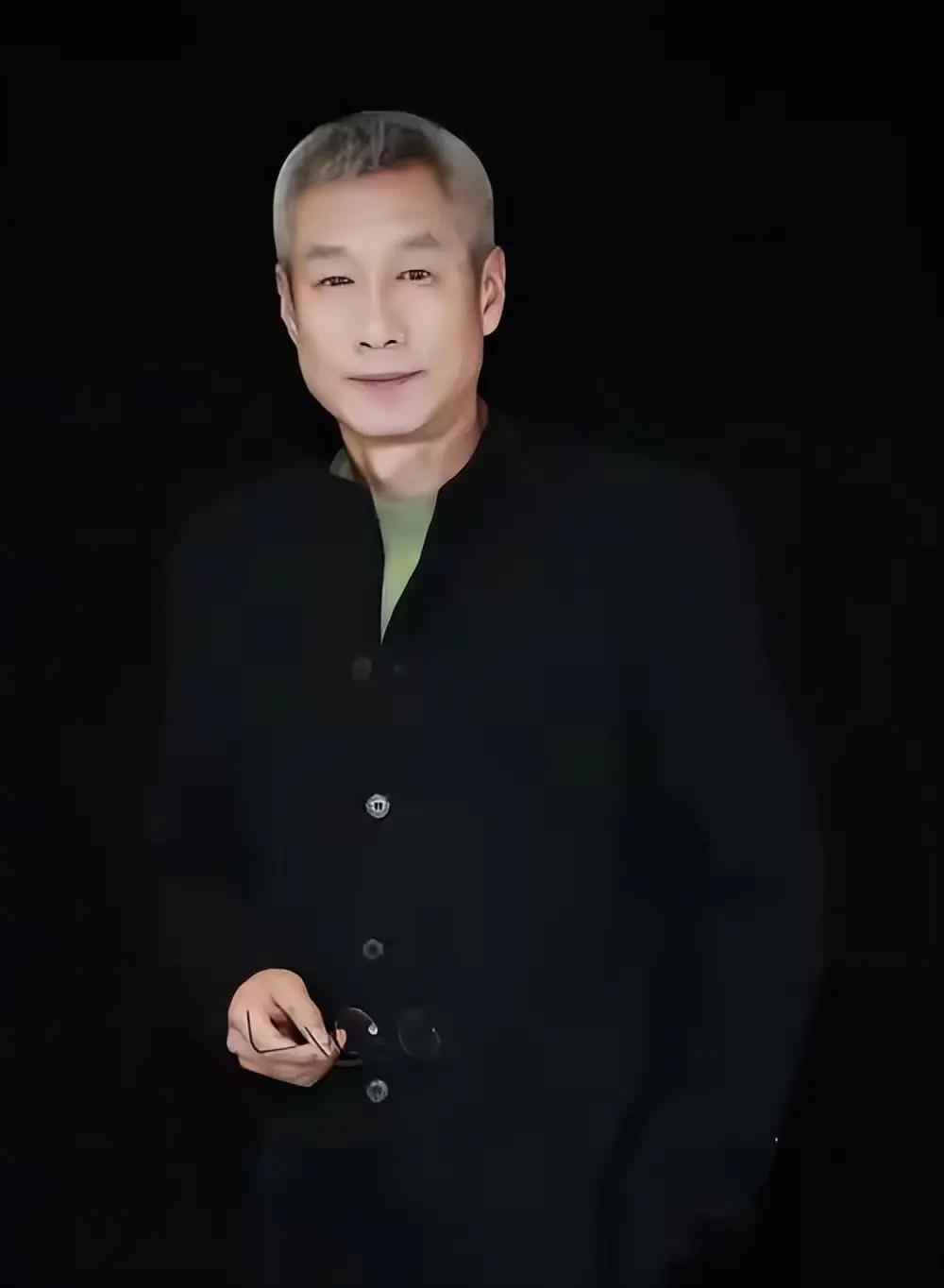 2005年，北京，刘佩琦哥哥病逝，16岁侄子刘伟无人照料，他心一软直接接回家当亲