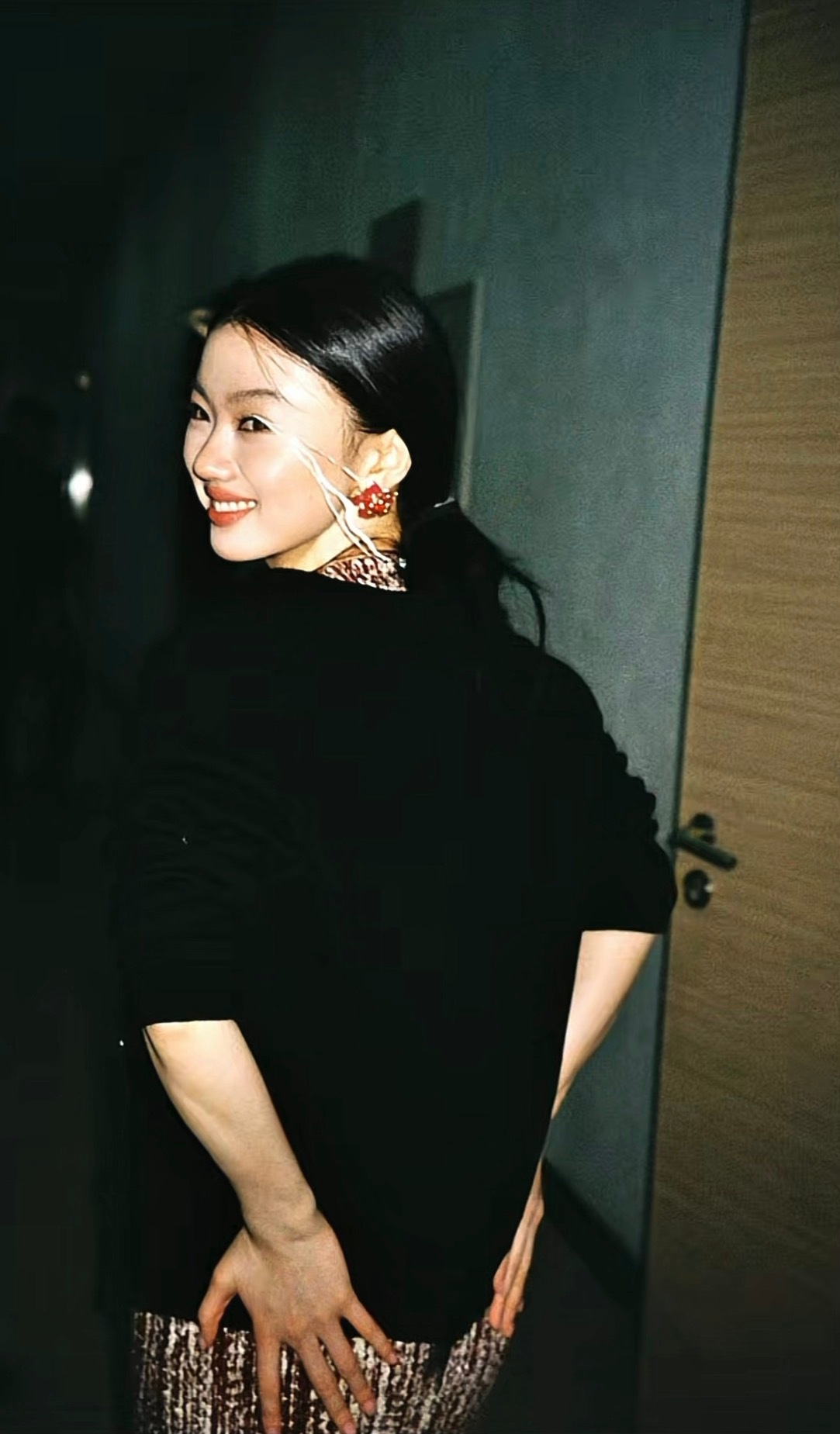 顶着一张婴儿脸冲你笑嘻嘻然后。。这个小臂线条这个手我好害怕呀😋