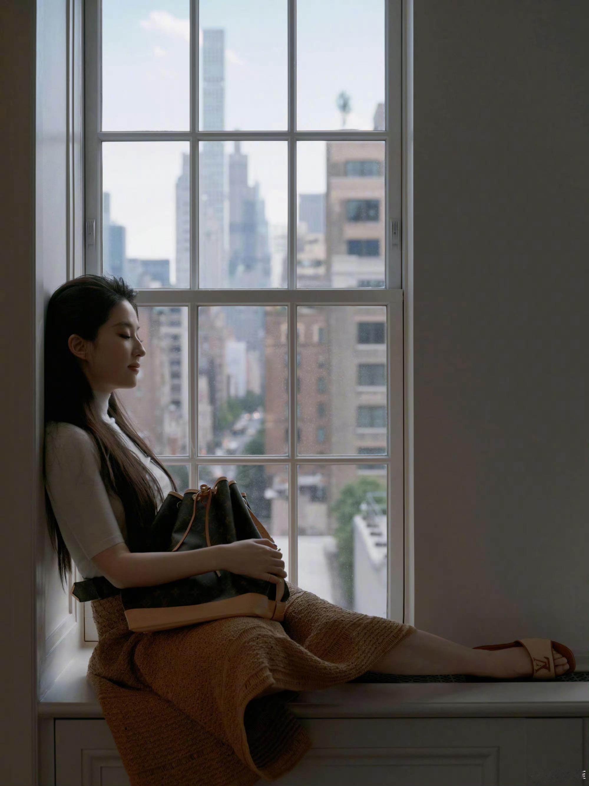 刘亦菲墨镜造型好美的茜茜公主带上墨镜气场全开