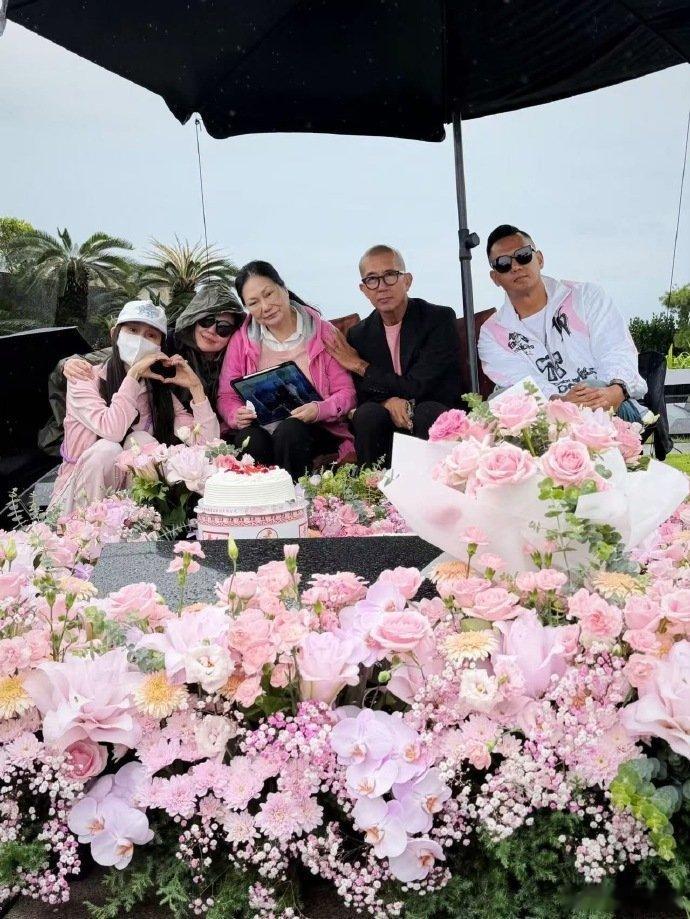 S妈带大S儿女照片参加冥诞大S儿女隔空参加妈妈冥诞，为什么不能去现场啊...