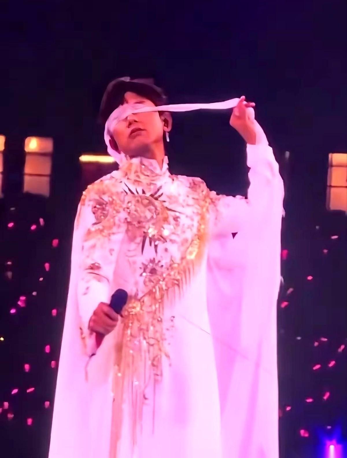 张杰演唱会那个造型，算是捅了马蜂窝了。本来团队想玩一把“仙气飘飘”，白衣胜雪，