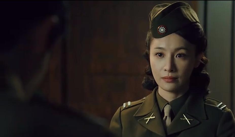 《沉默的荣耀》隆妮饰演的女特务黎晴上线，遂以美人计疯狂撩骚聂曦。黎晴本是保密局侦