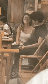 女生那无处安放的小手……是重点！男生这一口烟，舒坦……是重点！