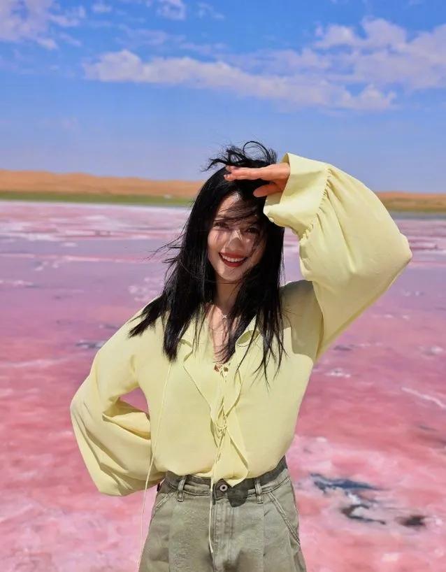 高圆圆穿搭抄作业薄纱衬衫+军绿阔腿裤+运动鞋温柔又时髦，休闲又出