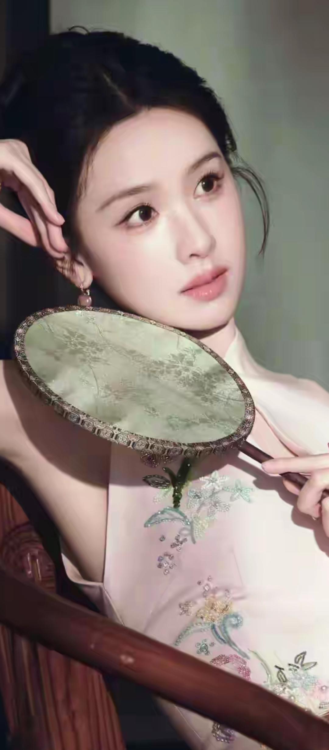 镜中人影，花间梦醒。