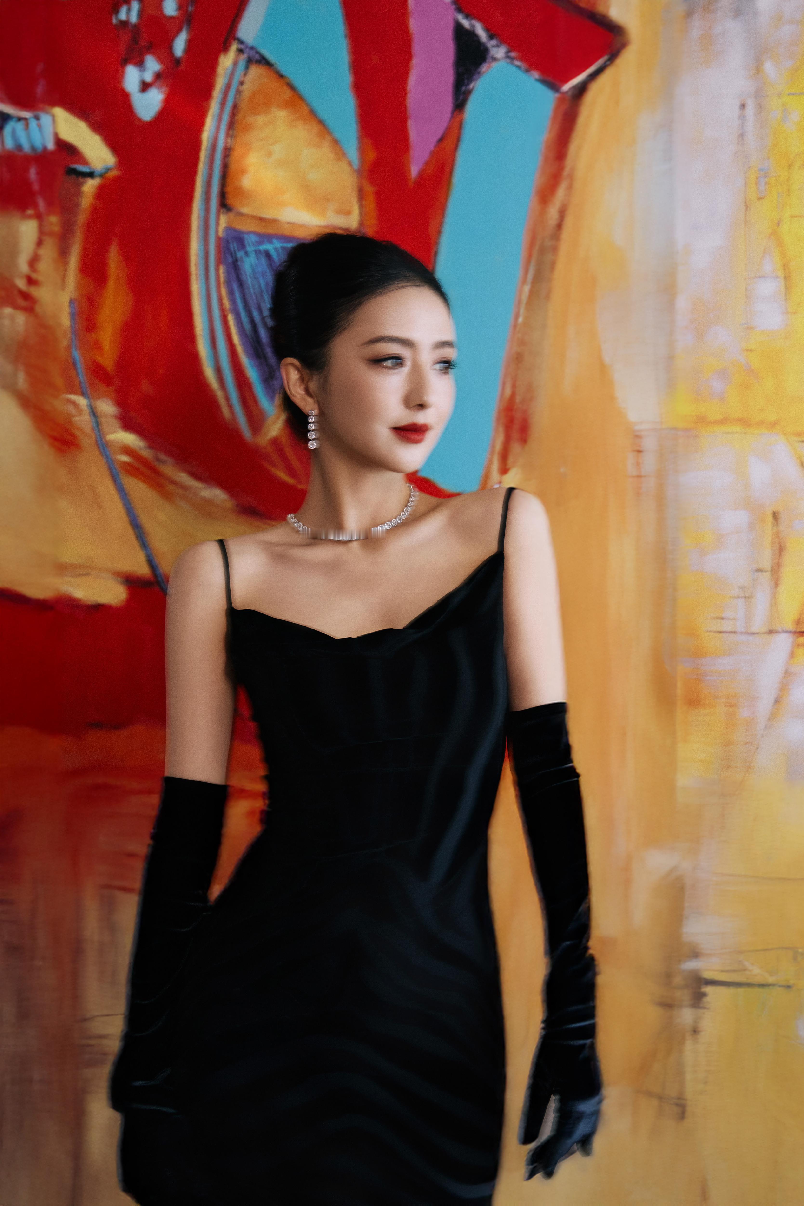 佟丽娅一袭黑色丝绒吊带长裙勾勒曼妙身姿，冷艳又优雅，举手投足间皆是风情✨佟丽娅