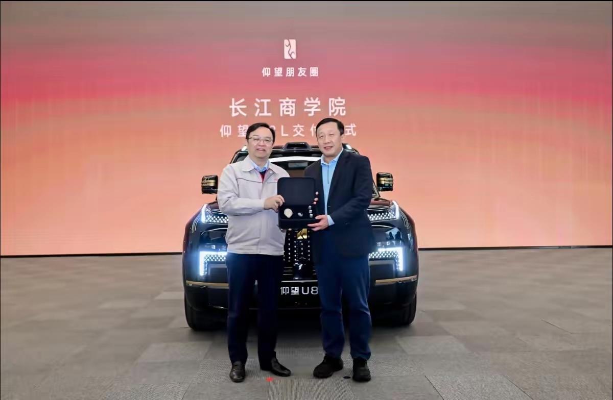 感觉仰望U8L的车主里老总确实占比不小。老总们本来就有一定经济实力，买得起这款售