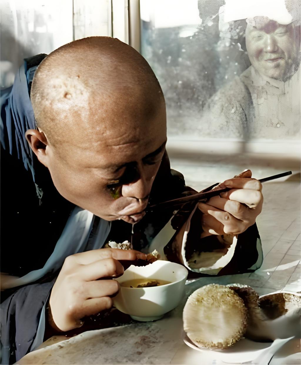 这老照片里的场景，就是旧中国平民百姓吃饭的真实写照。你看那光头男子，正低着头用筷