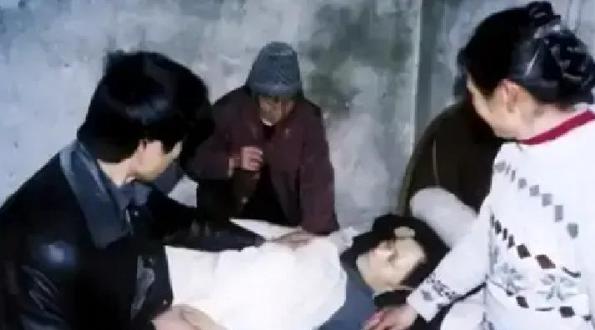 2004年，重庆一名男人不顾危险跳进寒水池塘，来回好几次救起19个人。可等到他身