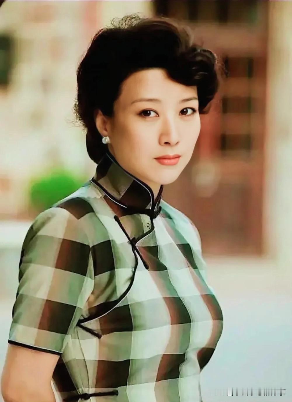 她是我见过最有气质的女演员，身材好，气质佳，好看的发型，利落干练，自信从容，优雅