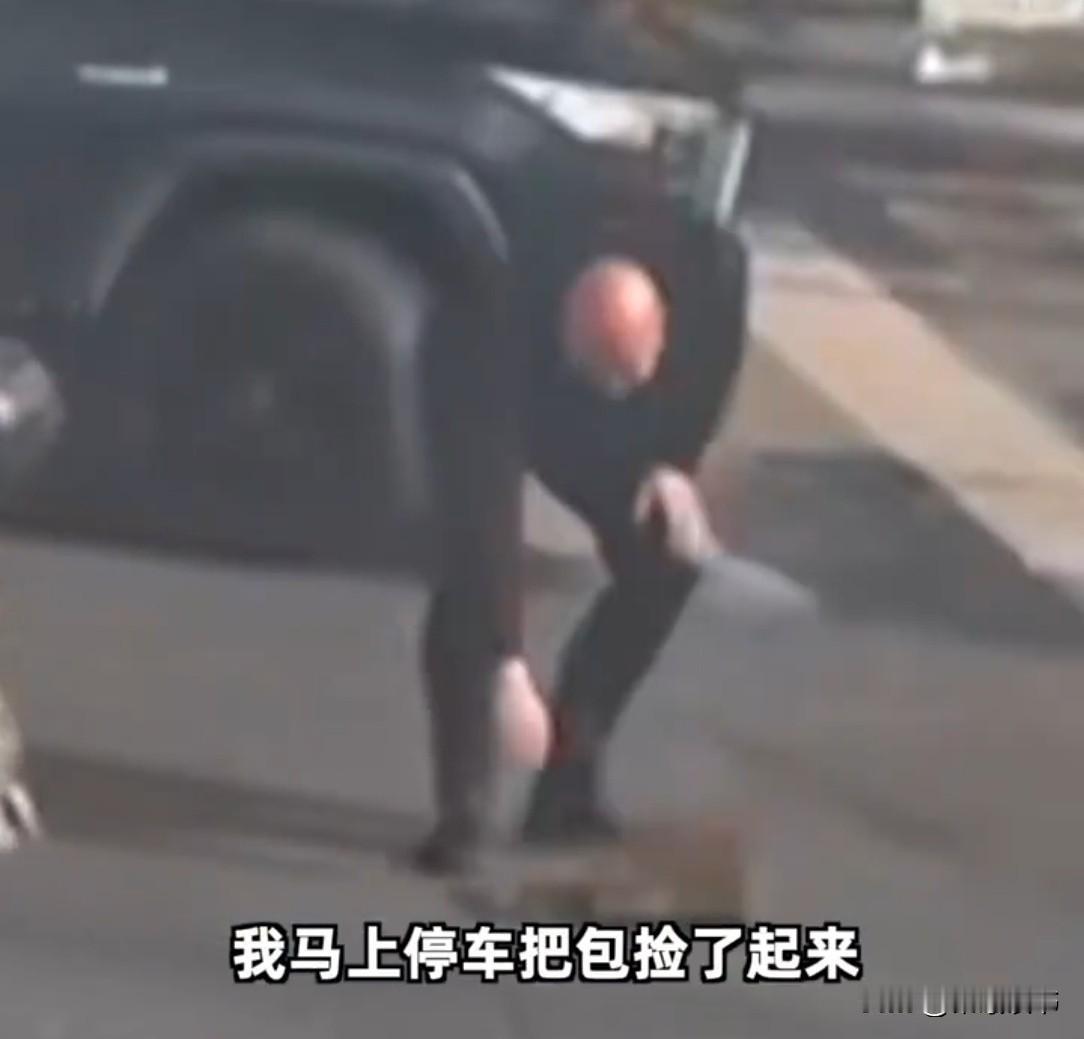 杭州一派出所，一男子拎着个包走进来。突然，一女子冲过来抱住了他，男子当场愣住：“