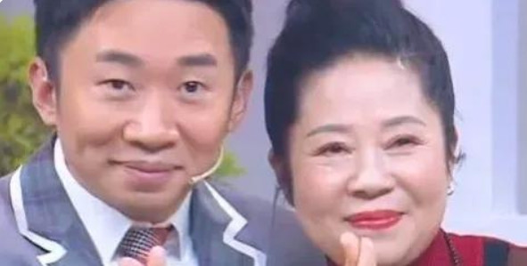 杨迪的亲妹妹结婚时，一向“抠门”的他破天荒的给了8888元份子钱，母亲却骂他：“