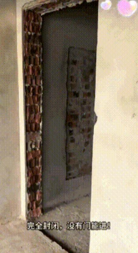 广西一女子装修二手顶楼复式时，砸主卧墙发现无门密室，空间宽敞且带窗，尘封至少五六