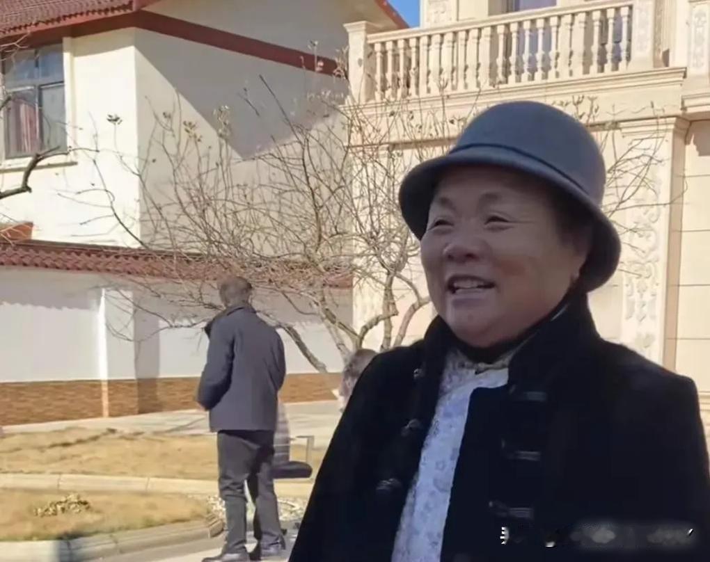 刘强东的母亲王绍侠，虽然她有个握着6家上市公司的儿子，但她却是儿子背后最温暖的靠