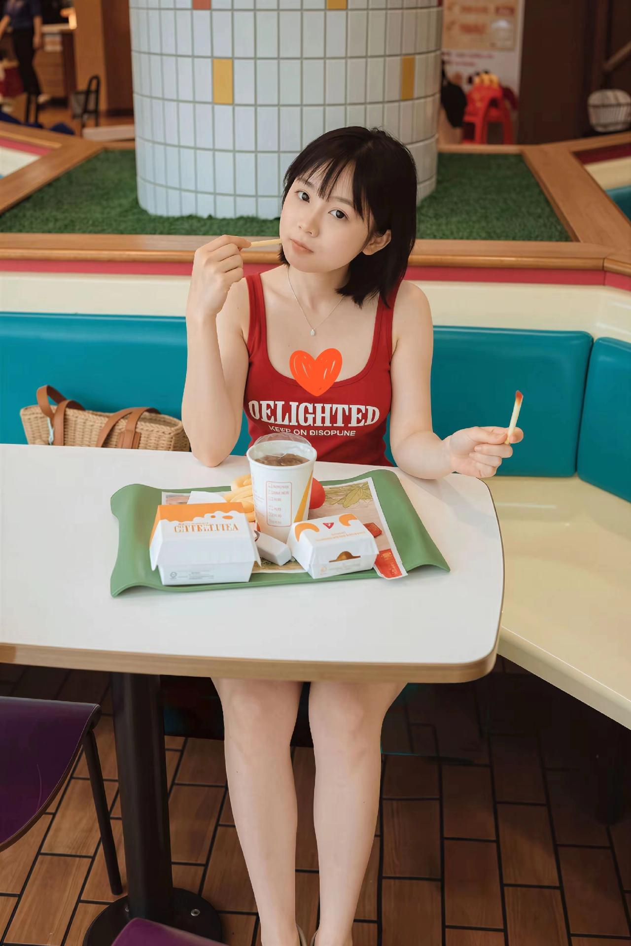 在麦当劳享受美食，快乐的一天从这里开始！🍟🍔🥤妥妥的吃货，保持身材微胖才是