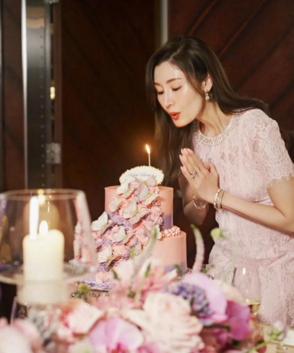55岁李嘉欣生日派对超精致，黑色吊带裙秀优越身材