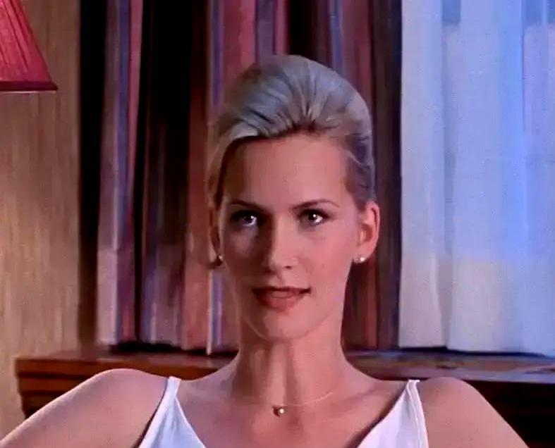 她扇了导演一耳光。放映室的灯光亮起时，她整个人僵在座位上。银幕上那个一闪而