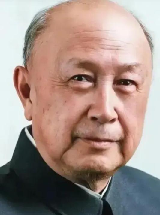 1964年，钱学森回家吃饭，夹起一块红烧肉，突然惊呼：“别吃，拿去化验！”，谁知