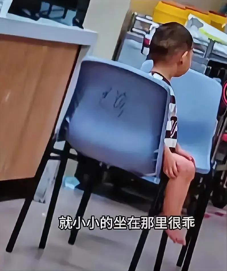 突然被网友的一句话弄哭了。她说：原来没妈的孩子是安静的。一个母亲静静地在家里