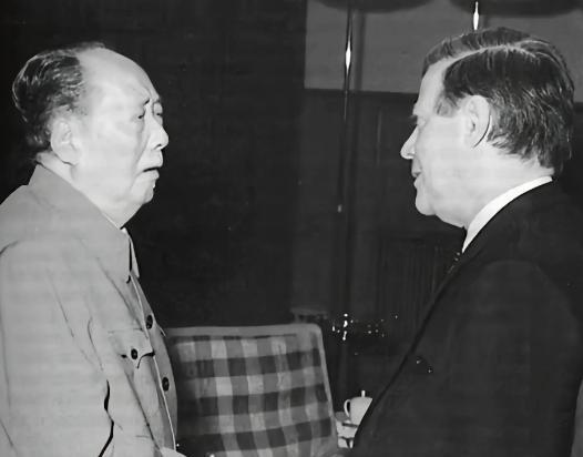 1975年德国总理施密特访华时，给毛主席出了个超刁钻的问题，结果毛主席的回答，直