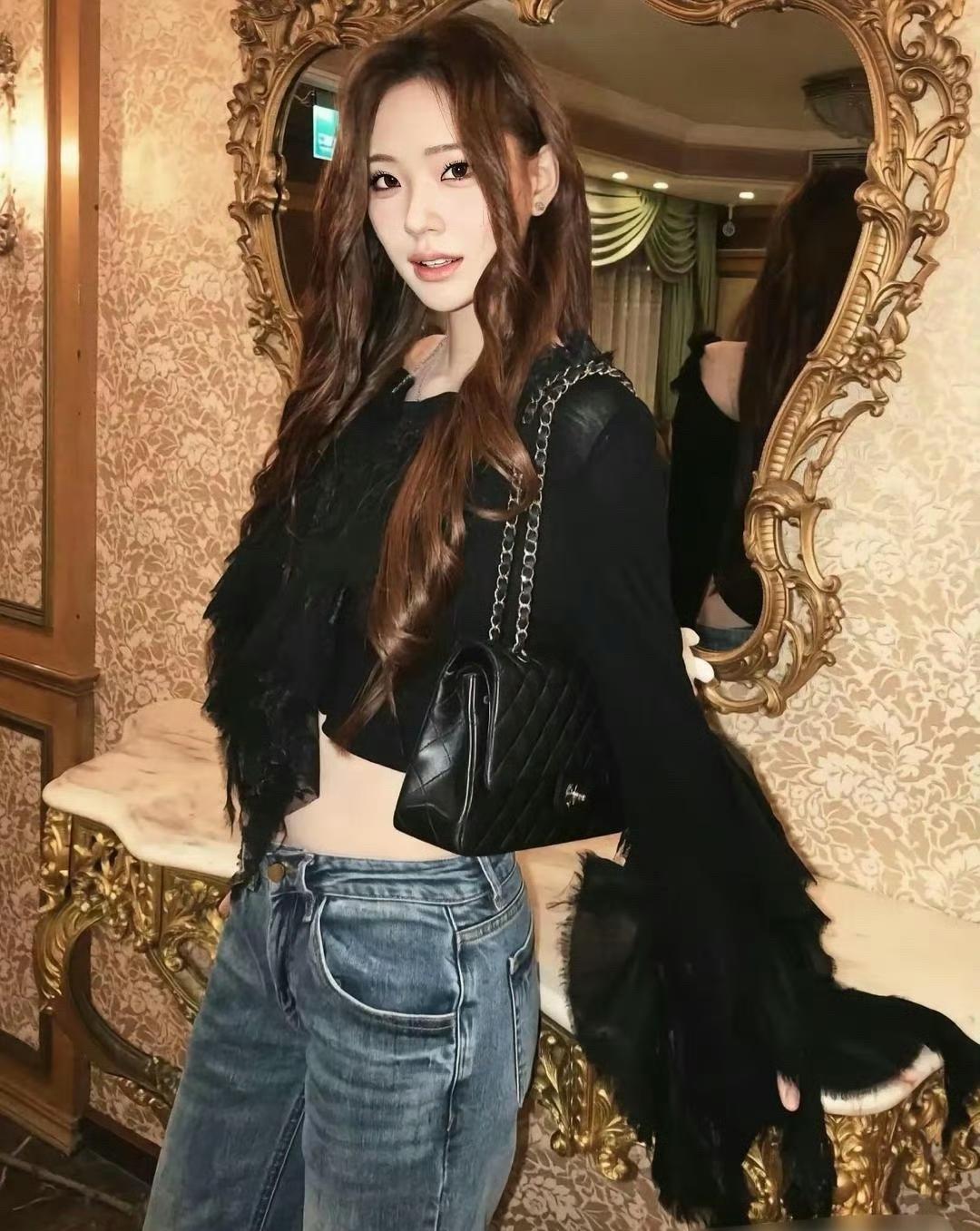 小S二女儿许韶恩Lily，真的是越长越有味道了✨网络上随处可见的一张照片：