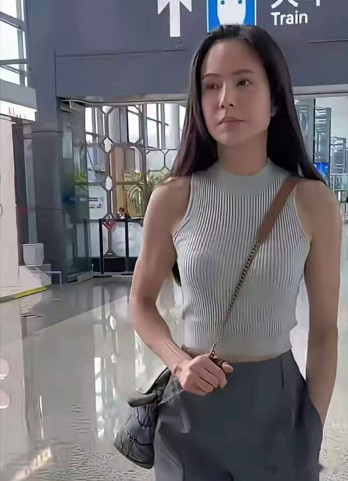 李若彤保养状态绝佳，时光未曾在她身上留下过多痕迹，温柔眷顾尽显。