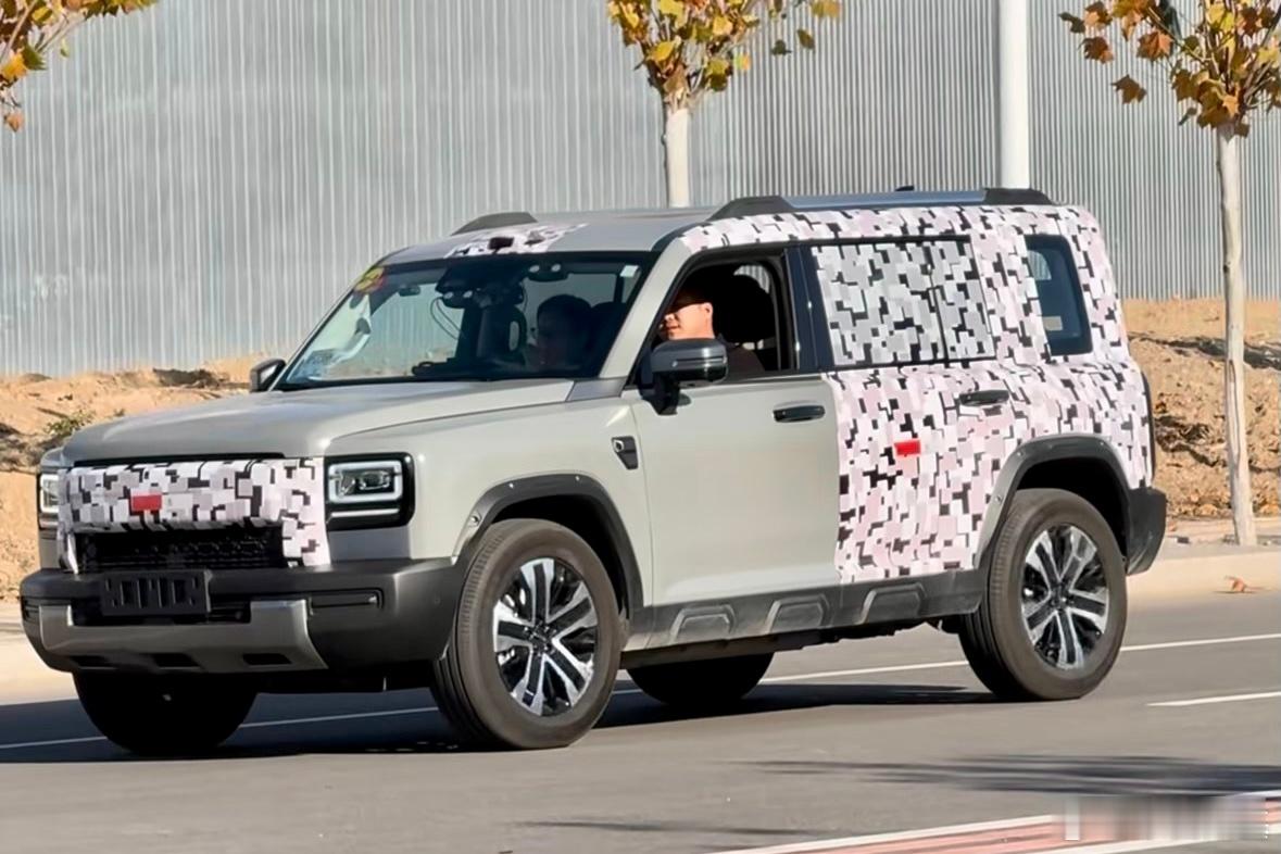 最近家用方盒子市场毕竟火，一些新车的销量很高。我突然想起去年年中哈弗还申报了猛龙