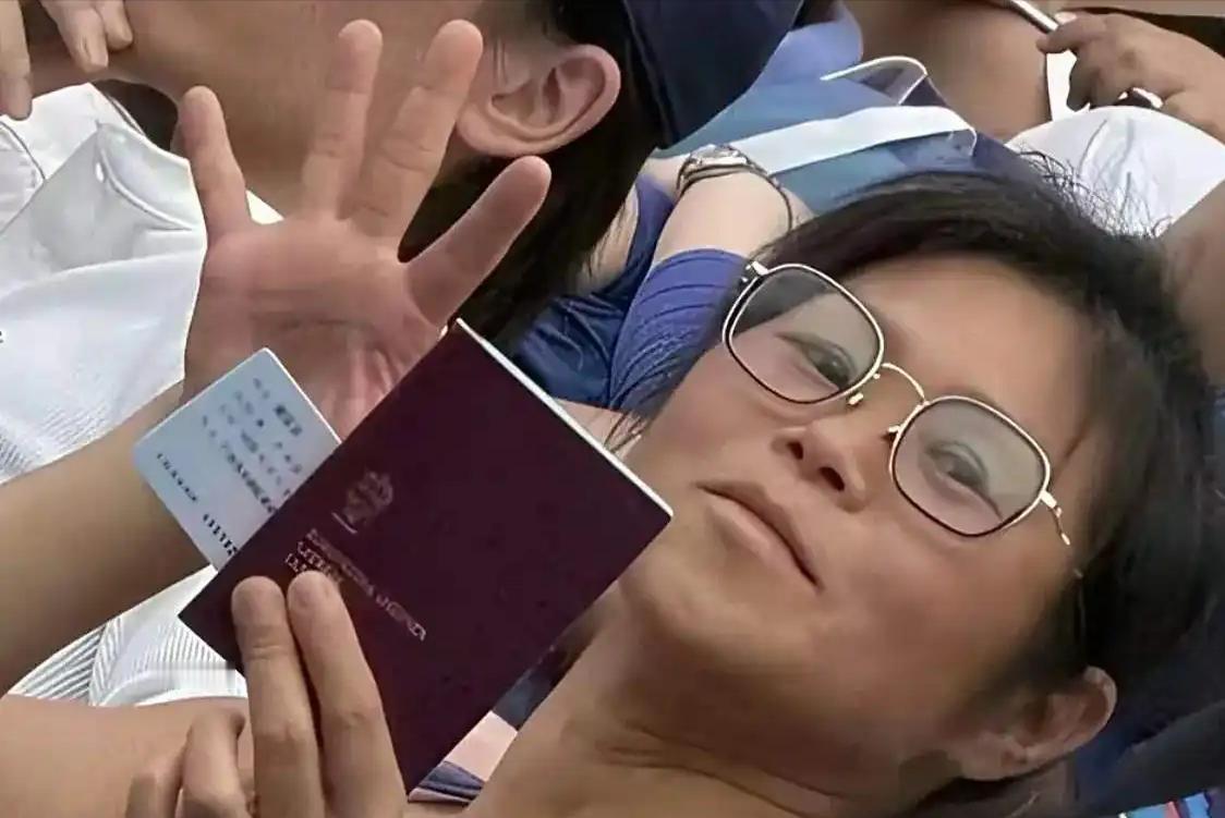 上海安保处置得当，闹事女丑态百出，现场球迷对此反响积极和热烈。上海警方通报：