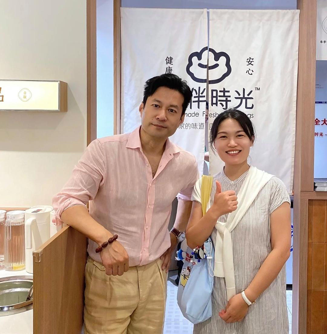 谭凯在青岛开了一家饺子店，他到店里服务顾客，还给粉丝签名了，看起来很绅士有型。他