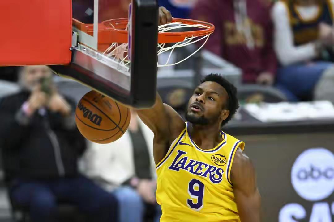 大溃败！他成湖人队唯一遮羞布湖人以96比139惨败给雷霆，首节便21比44被打