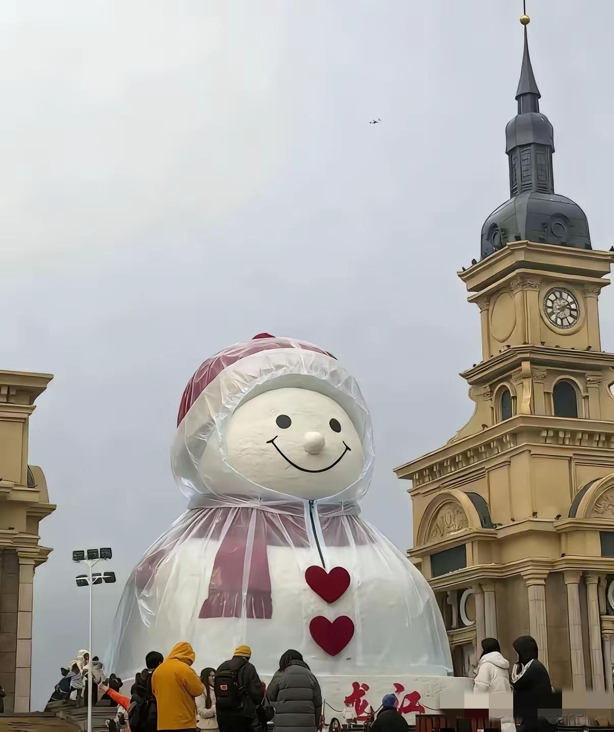 雪人穿雨衣，北方人也是第一次见​昨天一群南方人在评论区问如果下雨了堆的雪人还有
