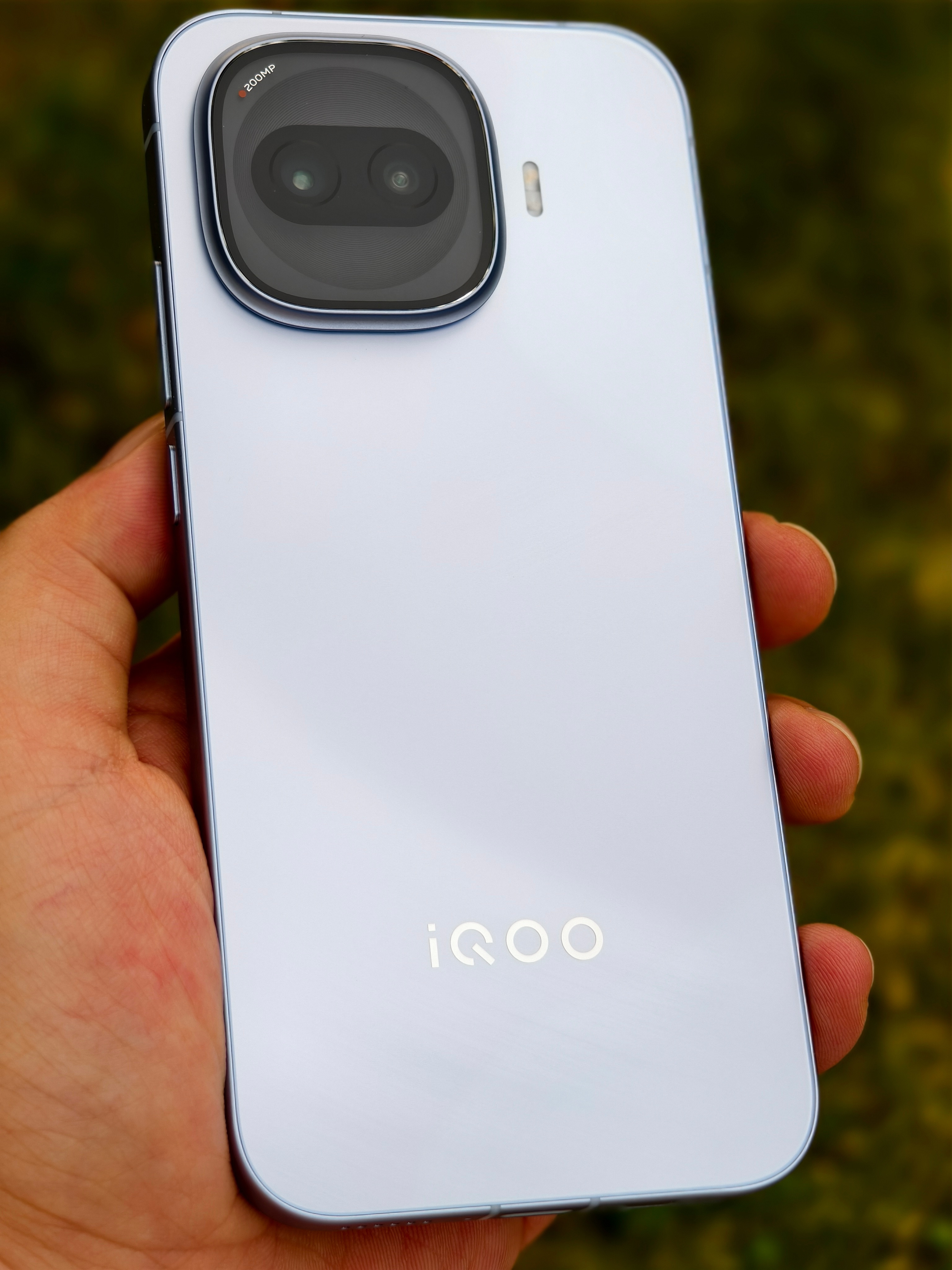 iQOOZ11Turbo真实上手实拍大R角、金属中框、玻璃后盖6.59