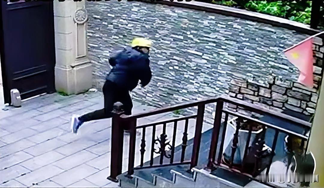 图中只见外卖员站在顾客家门口一个奋起将外卖一扔就走了。原来是外卖员将快递送到指定