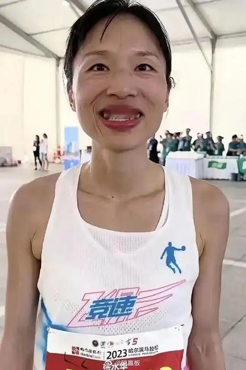 最快护士张水华，50天挣了23万奖金！1、东营马拉松，国内第二名，奖金1.5万元